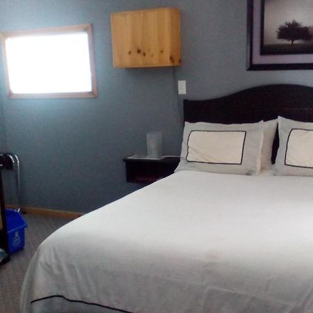 Spectacle Lake Lodge Банкрофт Екстериор снимка