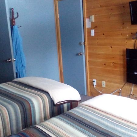 Spectacle Lake Lodge Банкрофт Екстериор снимка