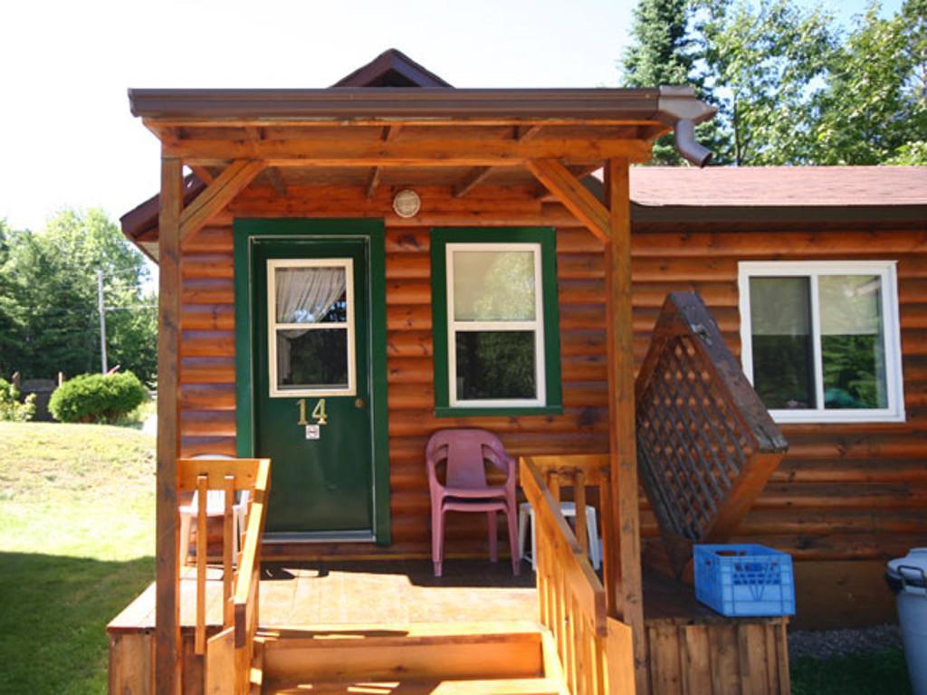 Spectacle Lake Lodge Банкрофт Екстериор снимка